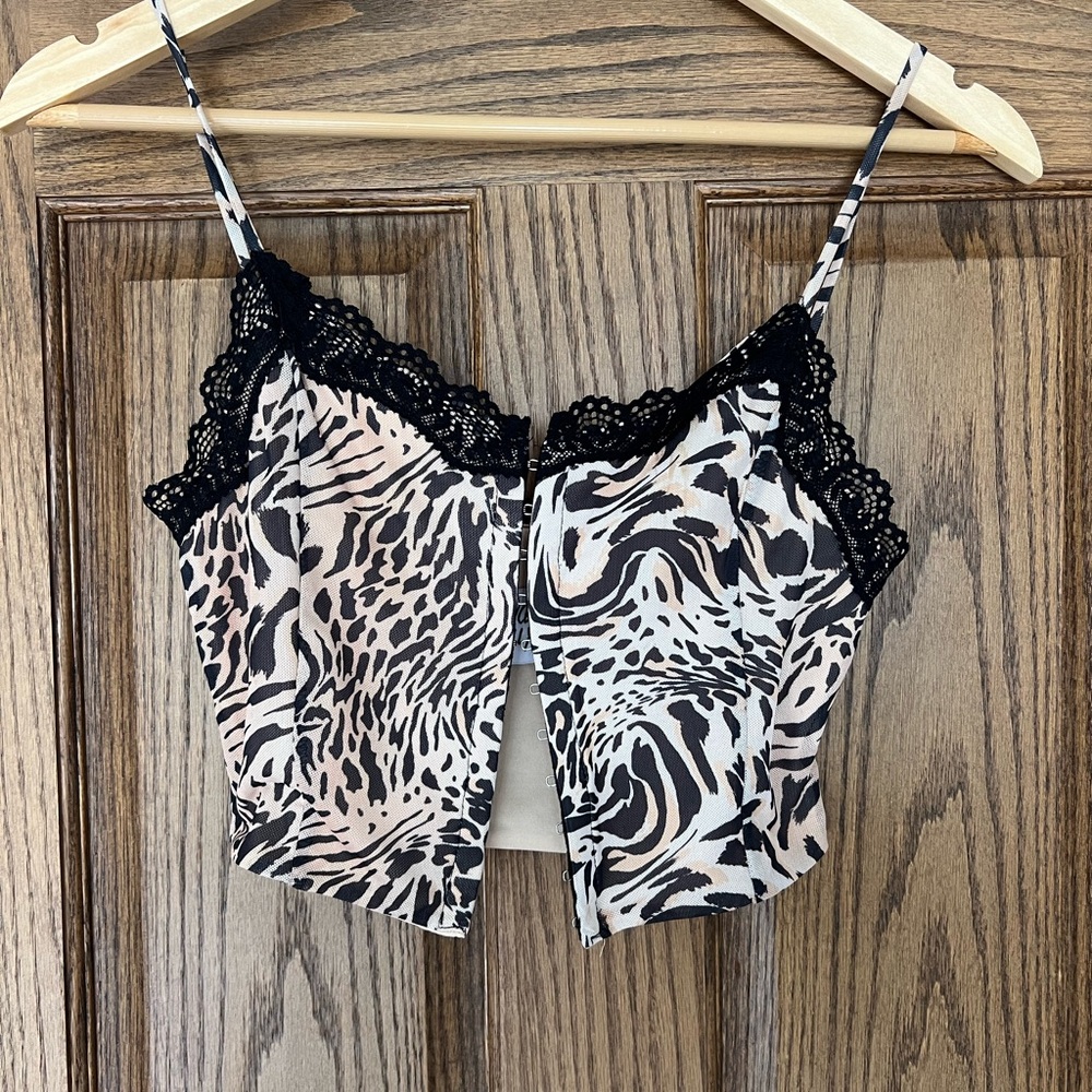 Cheeta going out top with black lace and front button detailing